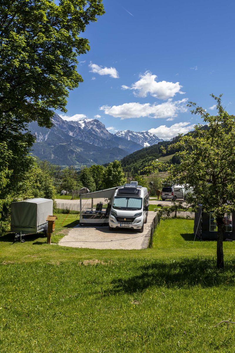 Camperplatzl am Pöchtlhof vor den Leoganger Steinbergen
