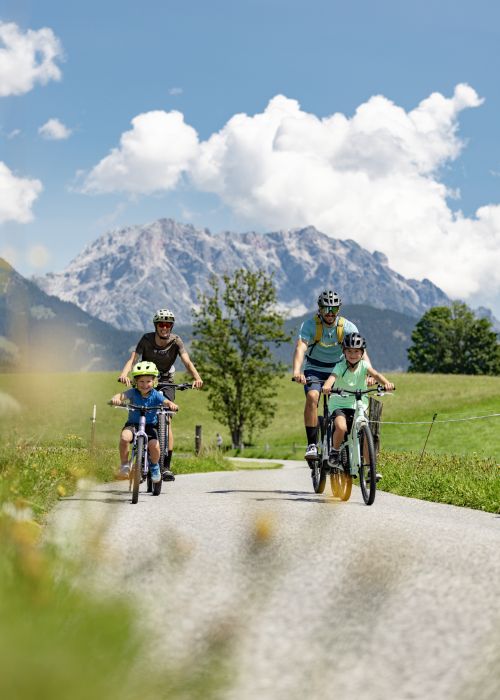 Familienausflug mit dem Fahrrad vor der Bergkulisse von Saalfelden Leogang – Foto Andreas Putz